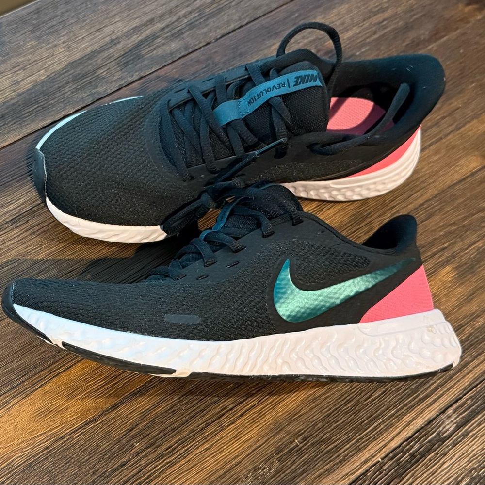 Nike Women's Black and Pink Athletic Shoes